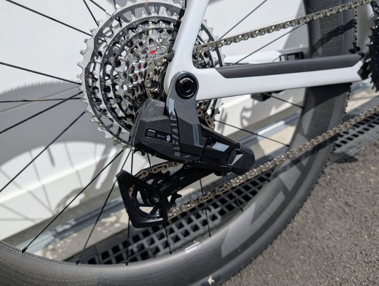 Used Scott Addict Gravel RC 2025 2025 Road & Gravel — image 3 of 8