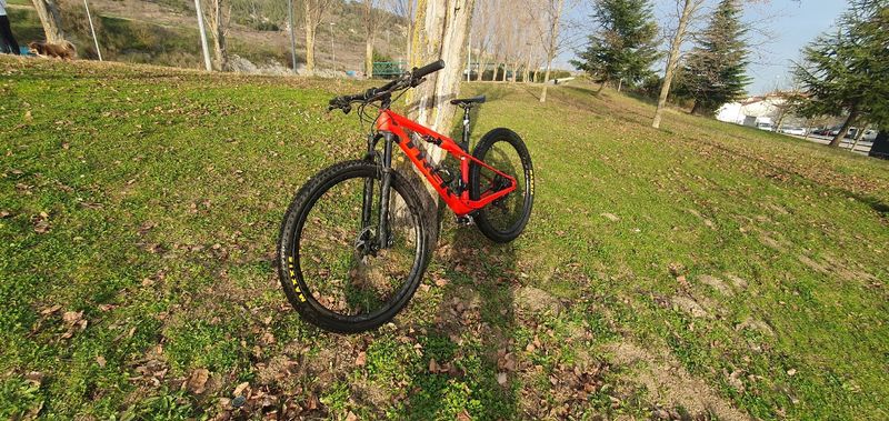 Used Trek Supercaliber 9.8 XT 2021 2021 Mountainbike, Red, 29 — image 6 of 7