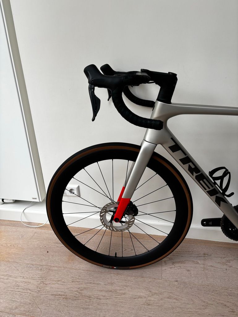 Used Trek Madone SL 7 Gen 8 2025 2025 Road & Gravel, Light Gray — image 7 of 15