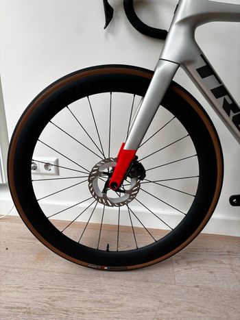 Used Trek Madone SL 7 Gen 8 2025 2025 Road & Gravel, Light Gray — image 10 of 15