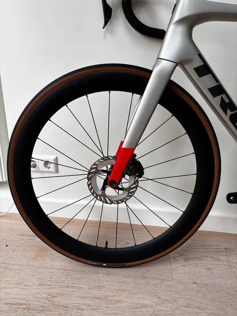 Used Trek Madone SL 7 Gen 8 2025 2025 Road & Gravel, Light Gray — image 10 of 15