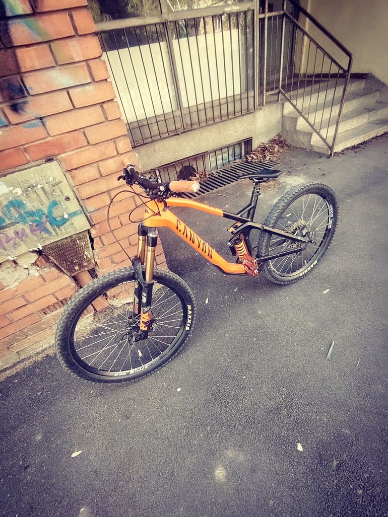 Used Canyon Strive Shimano Deore XT 2018 Mountainbike — image 1 of 4