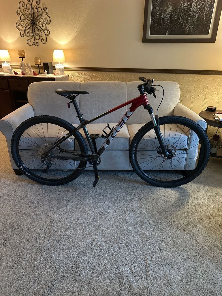Used Trek Marlin 6 2022 2022 Mountainbike, Light Gray, 27.5, 29 — image 1 of 3