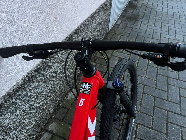 Used Trek Marlin 5 Gen 2 2023 2023 Mountainbike, Rosso — image 7 of 7