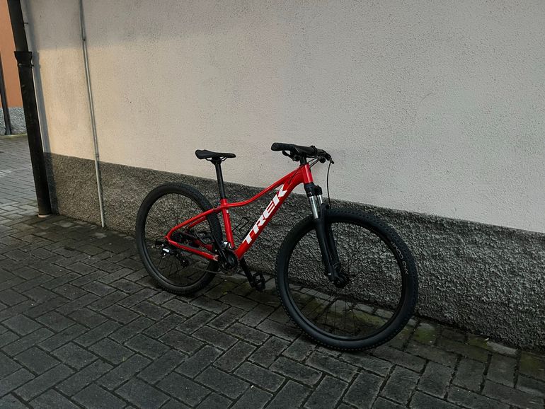 Used Trek Marlin 5 Gen 2 2023 2023 Mountainbike, Rosso — image 1 of 7