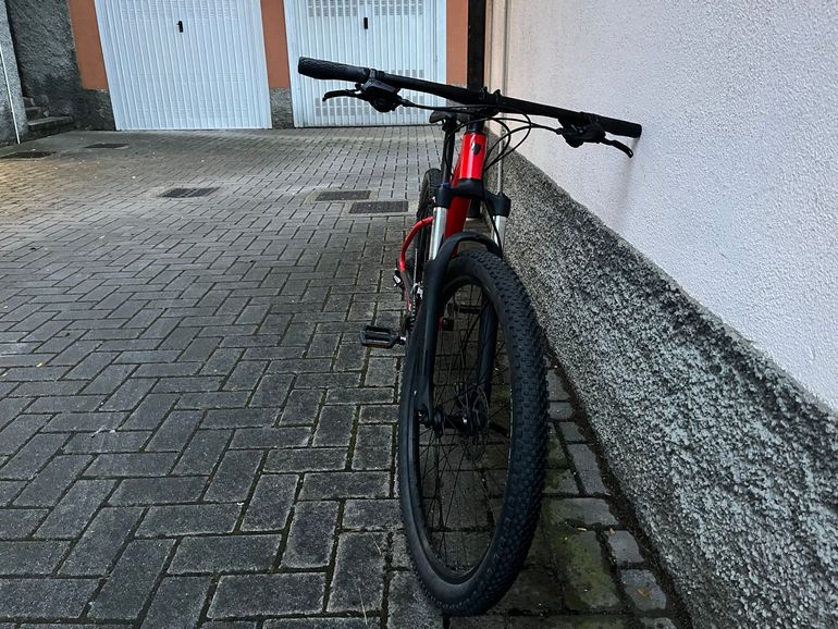 Used Trek Marlin 5 Gen 2 2023 2023 Mountainbike, Rosso — image 6 of 7