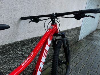 Used Trek Marlin 5 Gen 2 2023 2023 Mountainbike, Rosso — image 4 of 7