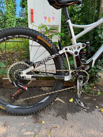 Used Banshee Titan V3.2 Frame 2025 2025 Mountainbike — image 3 of 4