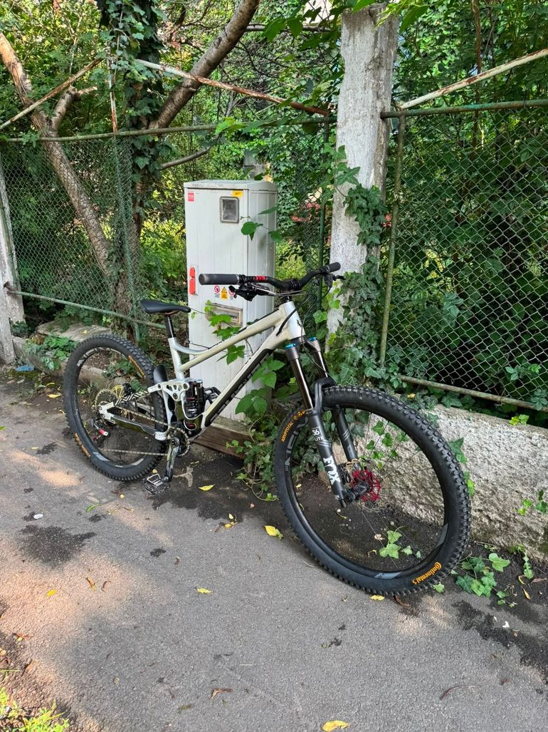 Used Banshee Titan V3.2 Frame 2025 2025 Mountainbike — image 1 of 4