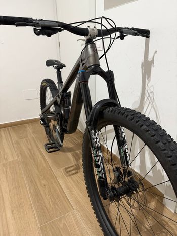 Used Trek Slash 9 GX AXS T-Type Gen 6 2025 2025 Mountainbike — image 2 of 4