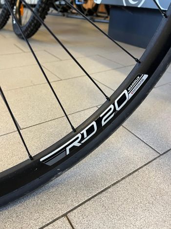 Used Cannondale Synapse Carbon 105 2022 2022 Road & Gravel, Light Gray — image 5 of 7