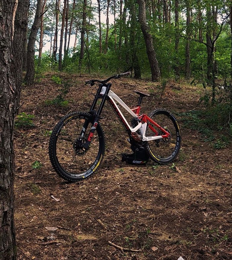 Used Mondraker Summum Shimano ZEE 2019 Mountainbike, White — image 2 of 6