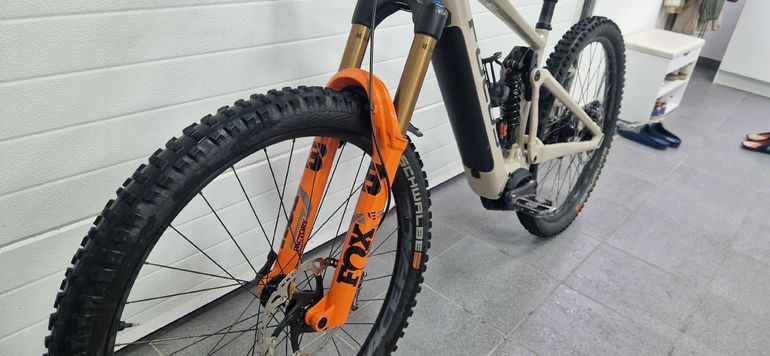 Used Focus SAM2 6.9 2021 2021 Mountainbike, Grigio chiaro — image 3 of 8