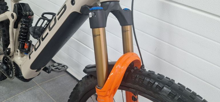 Used Focus SAM2 6.9 2021 2021 Mountainbike, Grigio chiaro — image 4 of 8