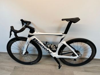 Used Bianchi Oltre Comp Ultegra Di2 2024 2024 Road & Gravel — image 2 of 32