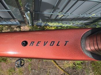Used Giant Revolt Advanced 3 2024 2024 Road & Gravel, Rot — image 4 of 14