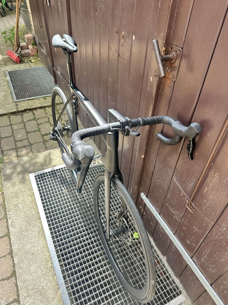 Used Trek Madone SL 5 Gen 8 2025 2025 Road & Gravel — image 3 of 6