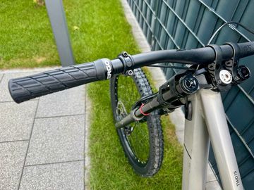 Used Cube TWO15 Pro 27.5 2025 Mountainbike, Light Gray — image 11 of 15