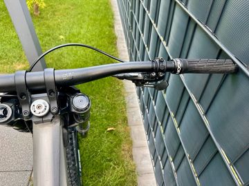 Used Cube TWO15 Pro 27.5 2025 Mountainbike, Light Gray — image 10 of 15