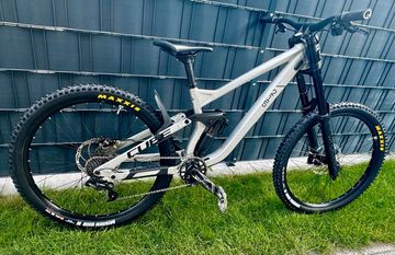 Used Cube TWO15 Pro 27.5 2025 Mountainbike, Light Gray — image 14 of 15