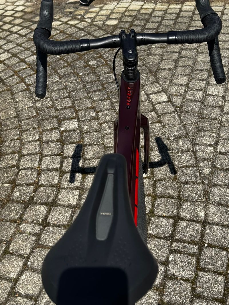 Used Giant Revolt, Advanced Pro 1 2022 2022 Road & Gravel, Red — image 10 of 20