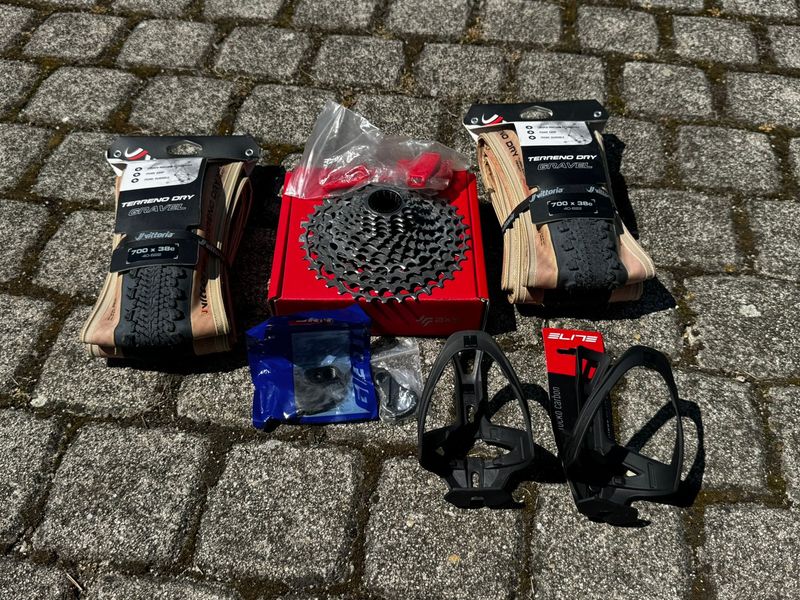 Used Giant Revolt, Advanced Pro 1 2022 2022 Road & Gravel, Red — image 18 of 20