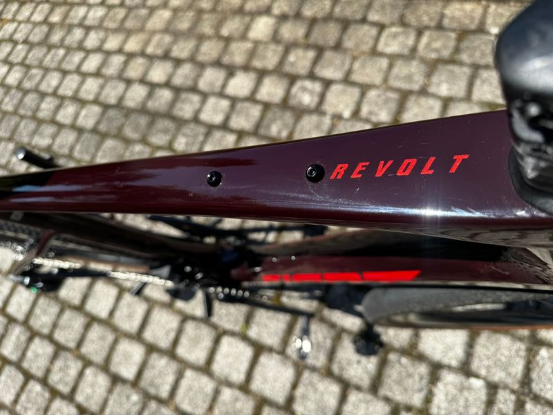 Used Giant Revolt, Advanced Pro 1 2022 2022 Road & Gravel, Red — image 4 of 20