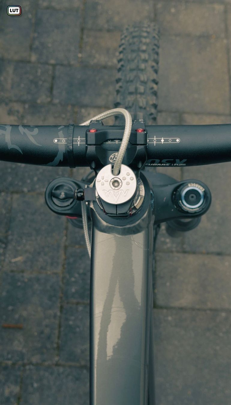 Used Trek Slash Other 2026 Mountainbike, Light Gray — image 7 of 10