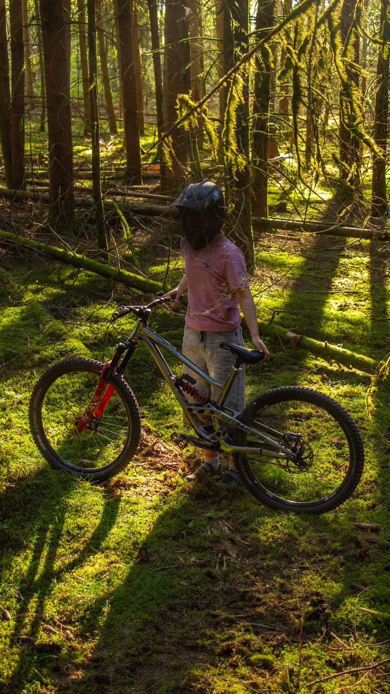 Used Commencal CLASH RACE 2020 2020 Mountainbike, Light Gray, 27.5 — image 1 of 5