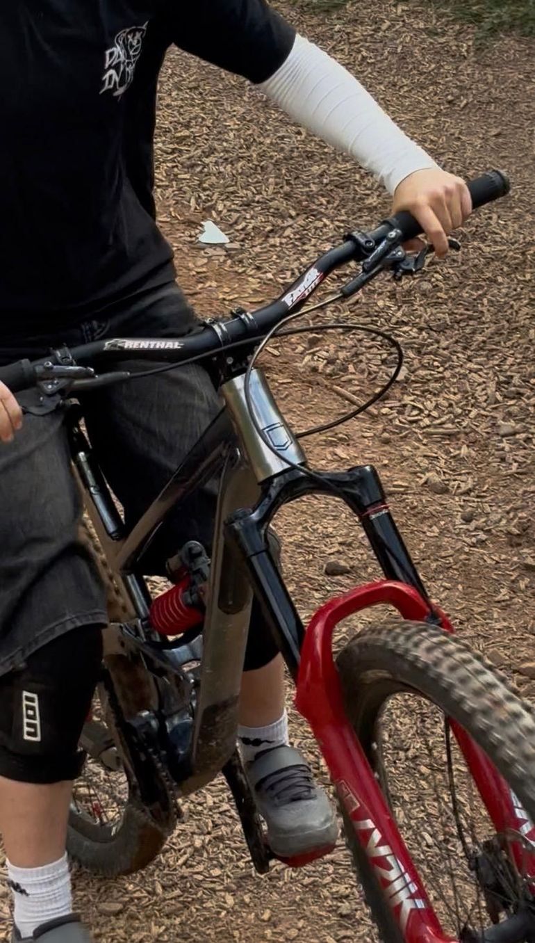 Used Commencal CLASH RACE 2020 2020 Mountainbike, Light Gray, 27.5 — image 4 of 5