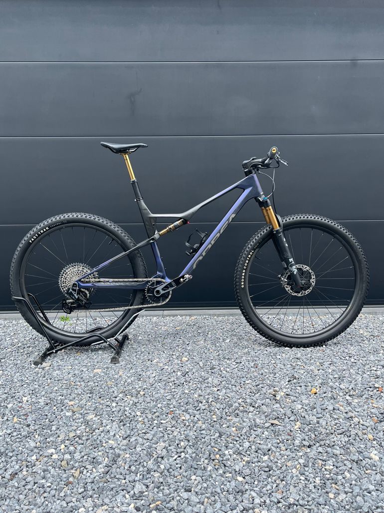 Used Orbea OIZ M-TEAM AXS 2025 2025 Mountainbike, Violett, 29 — image 1 of 12
