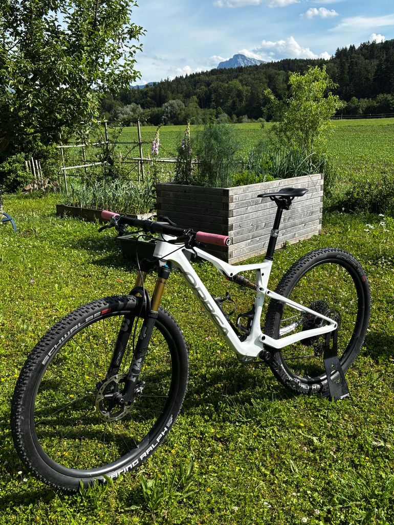 Used Orbea OIZ M-TEAM AXS 2024 2024 Mountainbike, Weiß, 29 — image 2 of 12