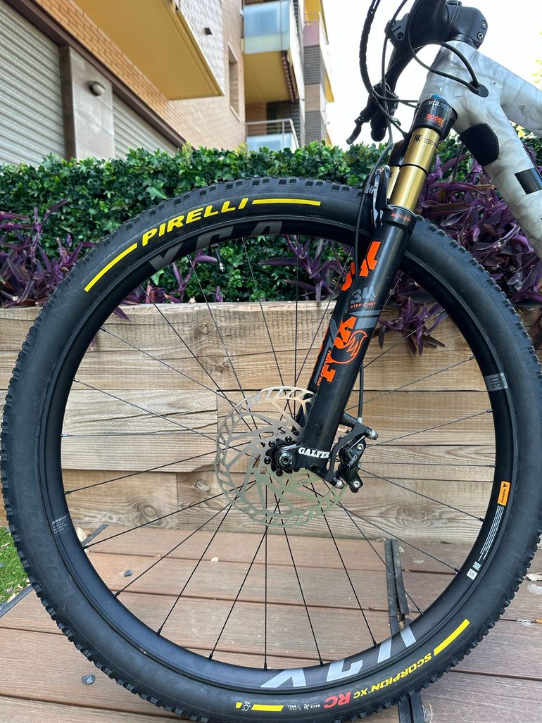 Used Trek Trek Supercaliber Gen 1 Custom 2022 Mountainbike — image 4 of 17