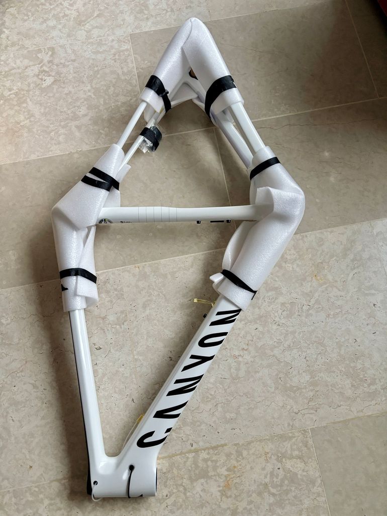 Used Canyon Ultimate CF SLX 2025 Frame Frameset 2022 Road & Gravel, Blanco — image 4 of 4