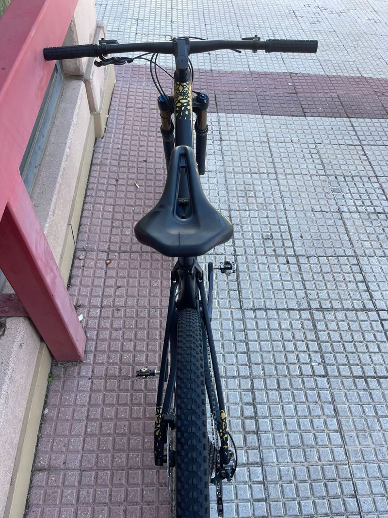Used Orbea oiz Custom Shimano Deore XT 2022 Mountainbike, Black — image 4 of 8
