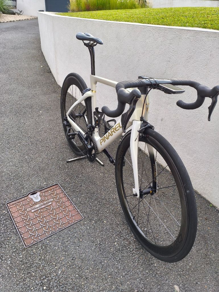 Used Pinarello DOGMA F DURA ACE Di2 Rim 2024 2024 Road & Gravel, White — image 5 of 5