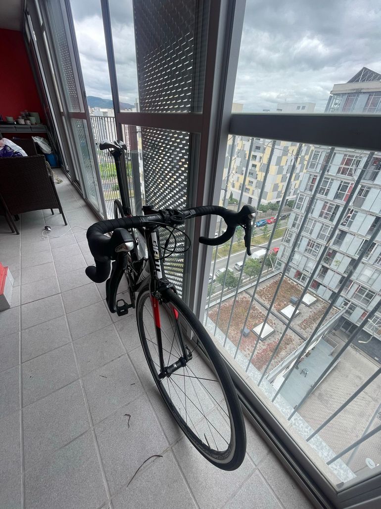 Used Giant Contend 1 2018 2018 Road & Gravel, Red — image 4 of 5
