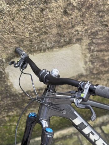 Used Trek Slash 8 Gen 5 2022 2022 Mountainbike — image 3 of 8