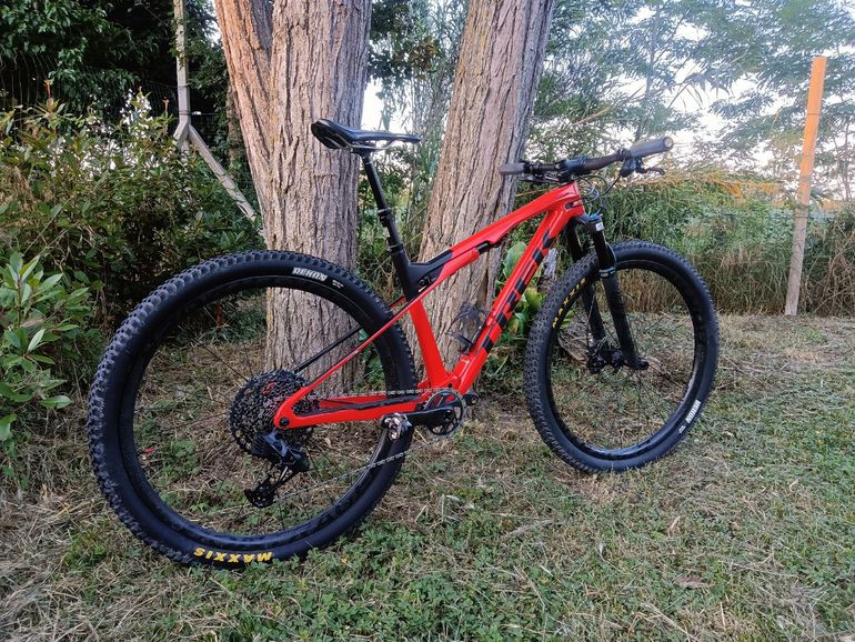 Used Trek Supercaliber 9.8 GX AXS 2022 2022 Mountainbike — image 2 of 9