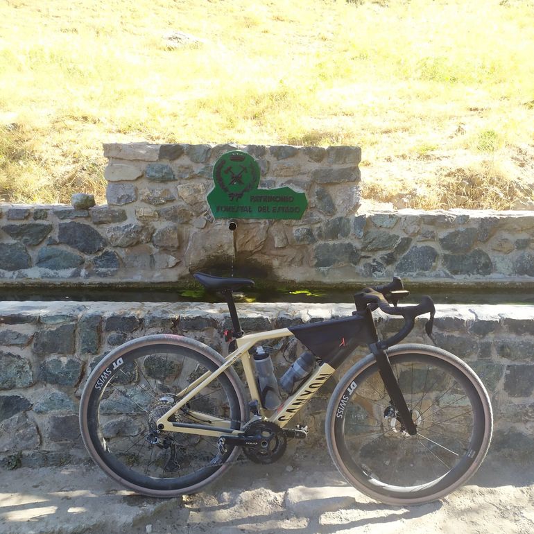 Used Canyon Grail CF SLX 8 Di2 2024 2024 Road & Gravel, Black — image 7 of 8