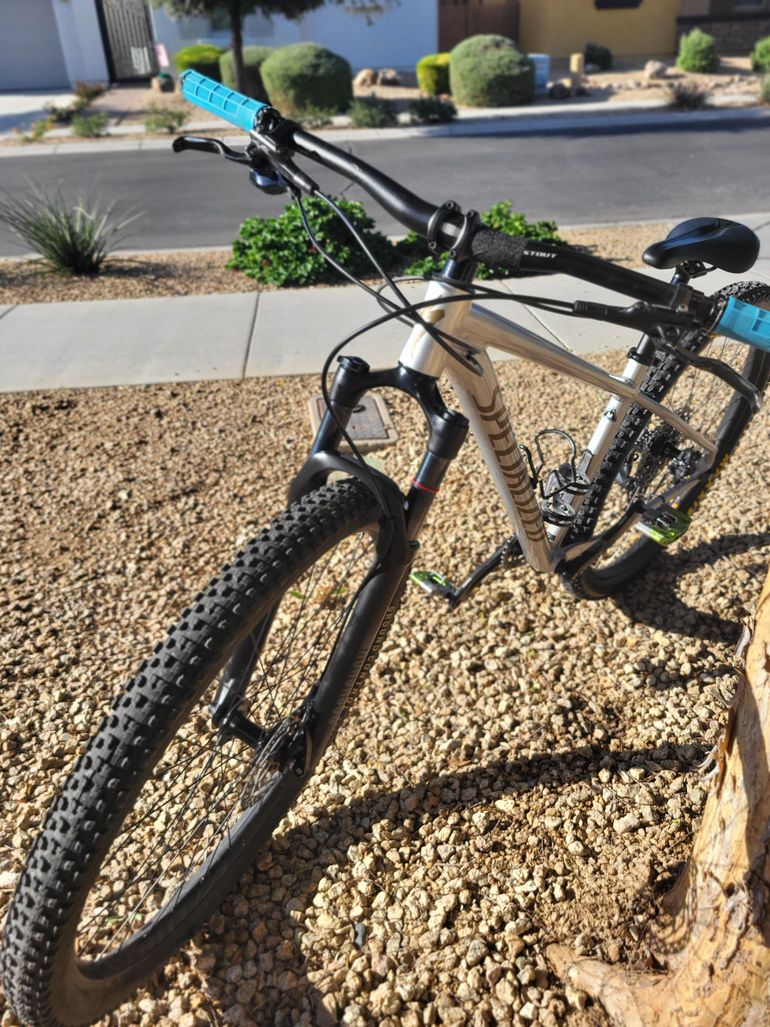 Used Specialized Rockhopper Expert 2025 2025 Mountainbike, Light Gray, 27.5, 29 — image 3 of 8