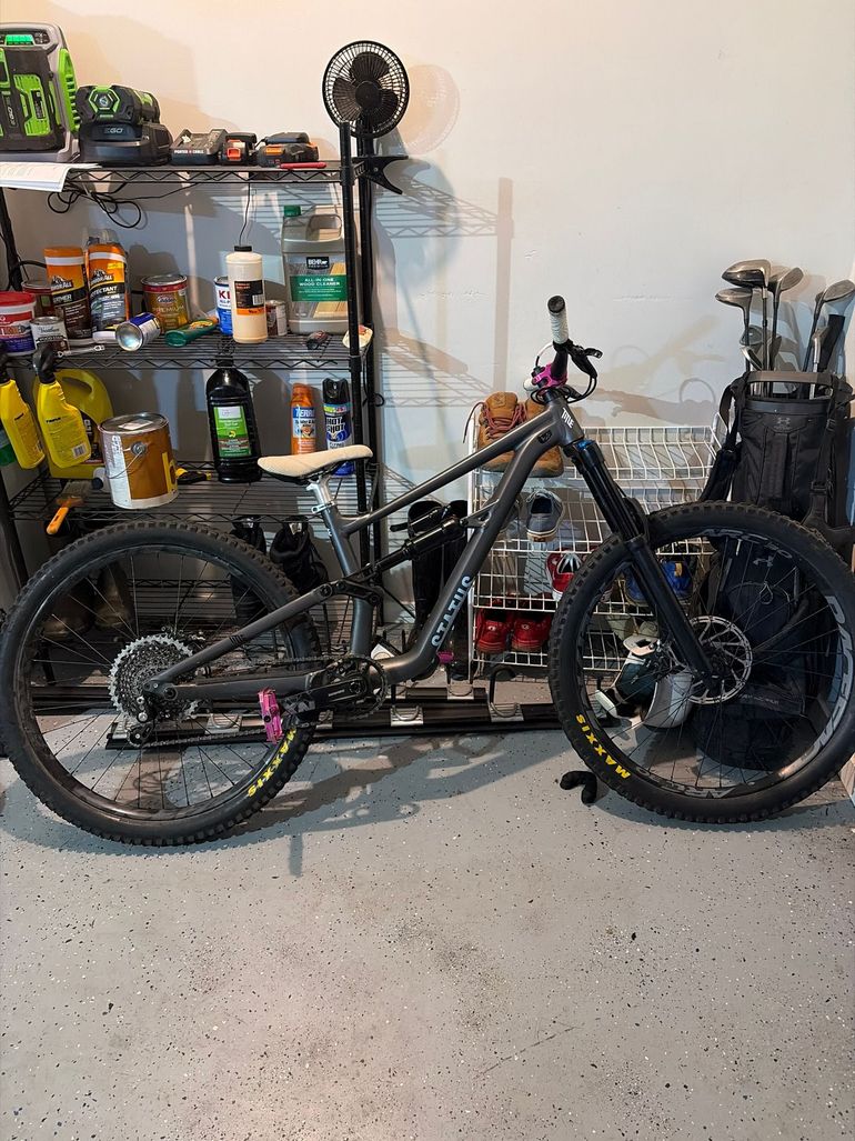 Used Specialized Status 160 2023 2023 Mountainbike, Light Gray, 29, 27.5 — image 2 of 3