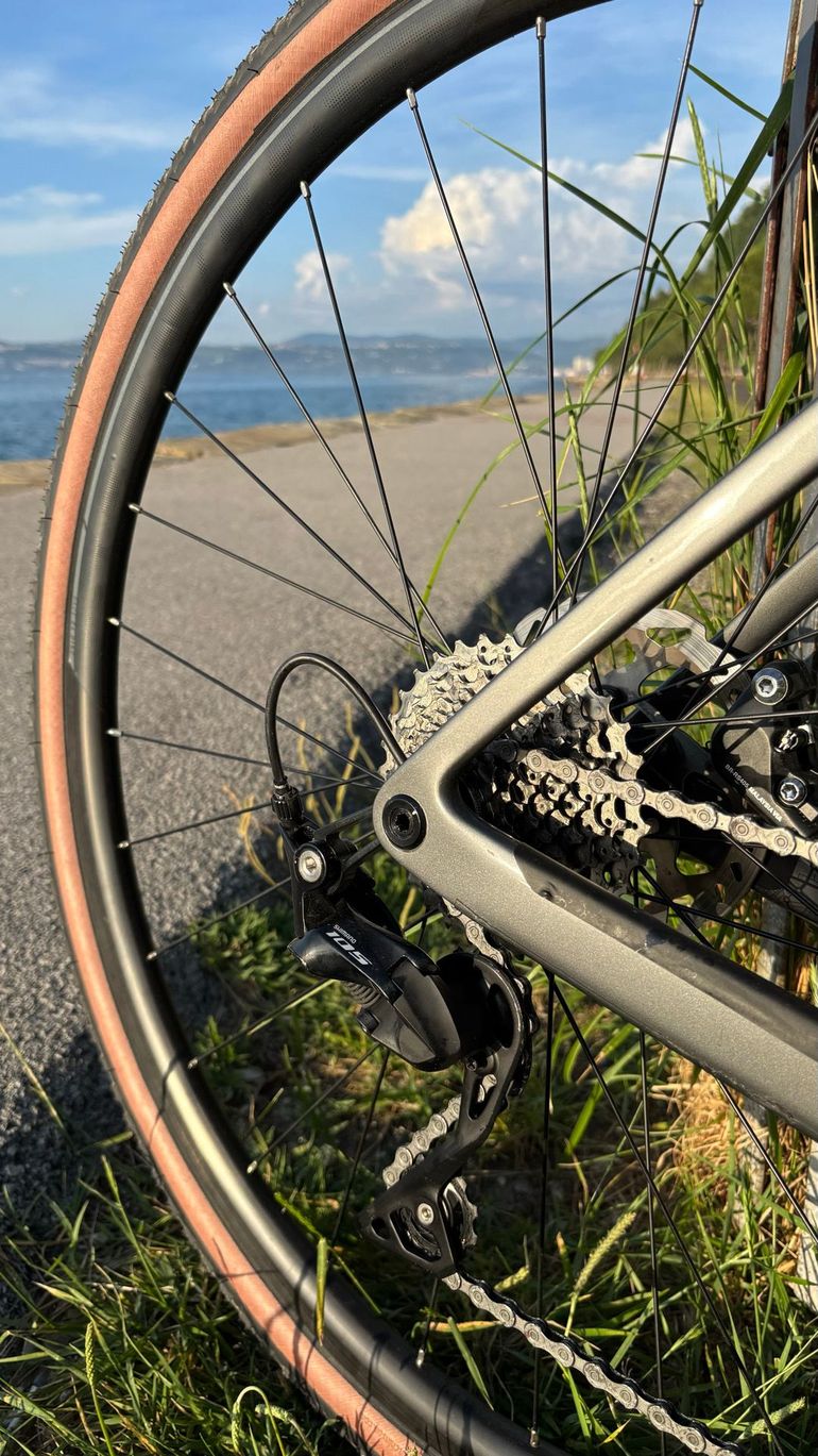 Used Scott Metrix Shimano 105 2022 Road & Gravel, Light Gray — image 6 of 9