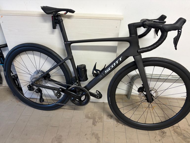 Used Scott Addict 30 2026 2026 Road & Gravel, Black — image 1 of 12