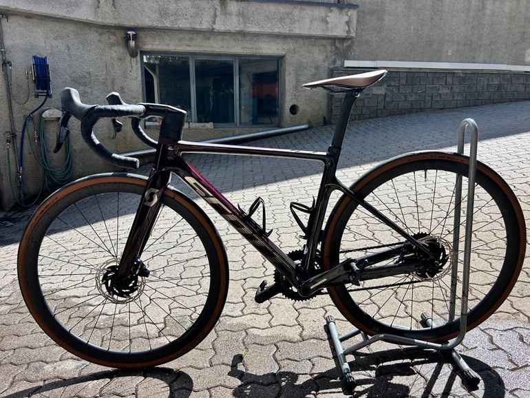 Used Scott Addict RC 10 2024 2024 Road & Gravel — image 1 of 11