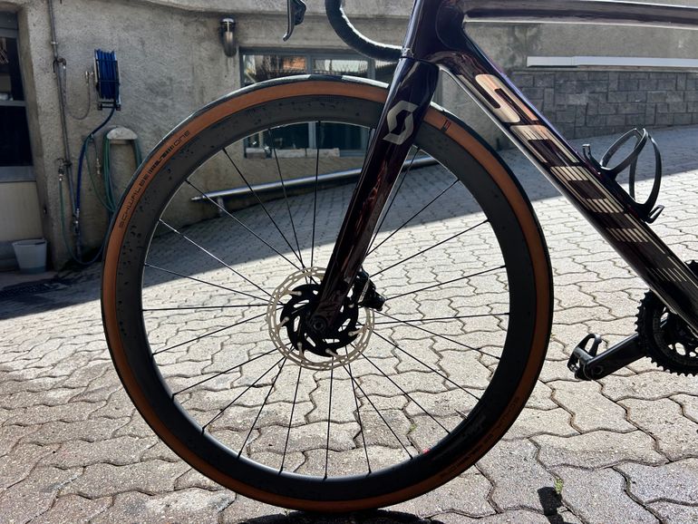 Used Scott Addict RC 10 2024 2024 Road & Gravel — image 2 of 11