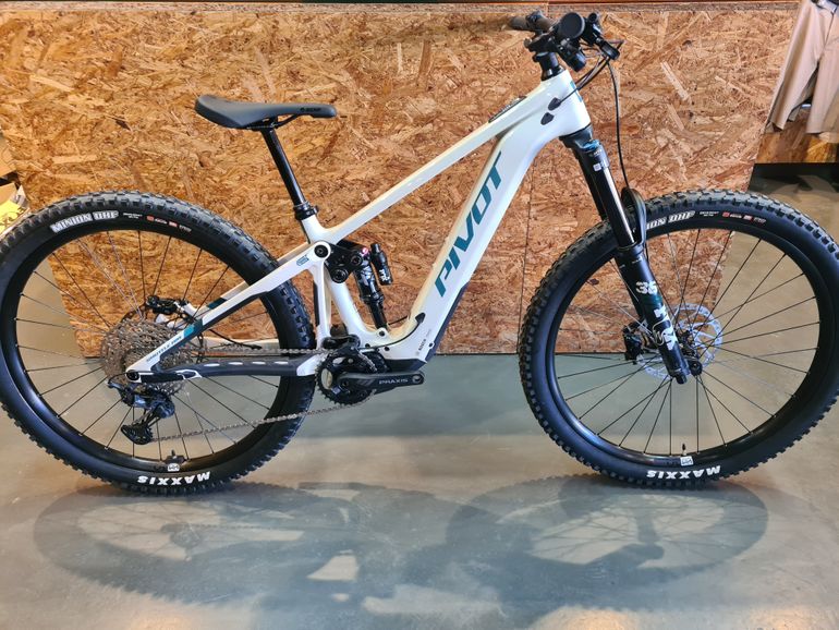 Used Pivot SHUTTLE AM Ride SLX/XT 2025 2025 Mountainbike, White — image 1 of 9