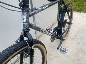 Used Giant Custom Shimano Deore 1990 Mountainbike, Black — image 8 of 8