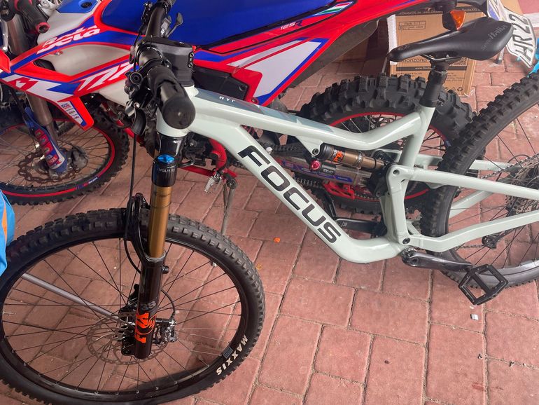 Used Focus JAM 6.9 2022 2022 Mountainbike, Light Gray, 29 — image 2 of 5