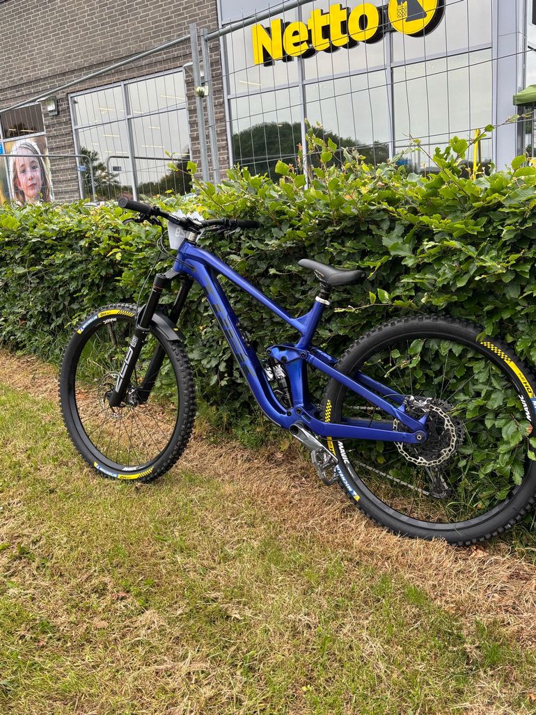 Used Trek Slash 8 Gen 5 2023 2023 Mountainbike, Blau, 29 — image 1 of 7